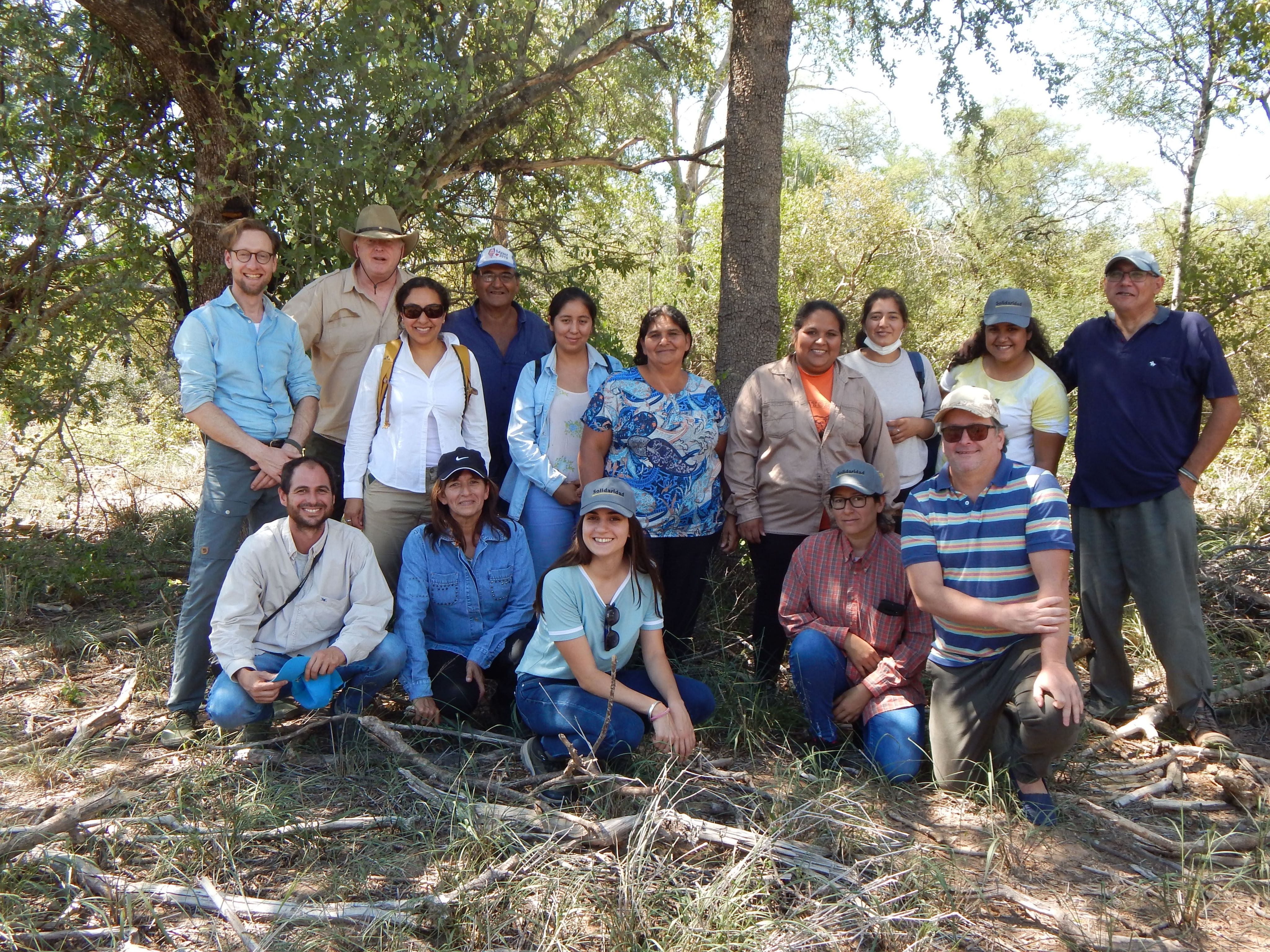 Lucía outside with farmers and Solidaridad team