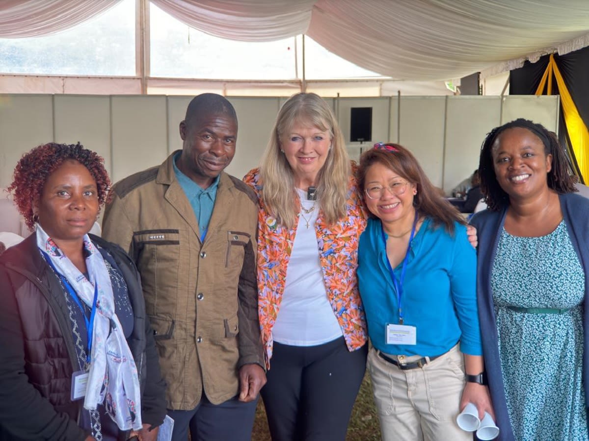 Women weigh green tea in Malawi